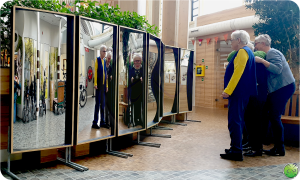 Lachspiegel-Set-in-einer-Wohnanlage-für-Senioren-1