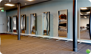 Setzehrrspiegeln-180x68cm-aufgestellt-im-Besprechungsraum-1