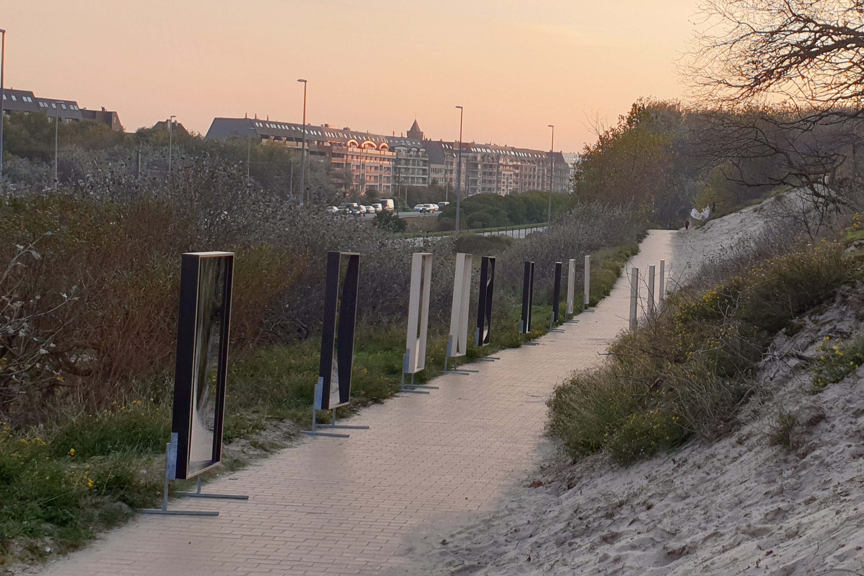 Zerrspiegeln entlang einer Wanderroute