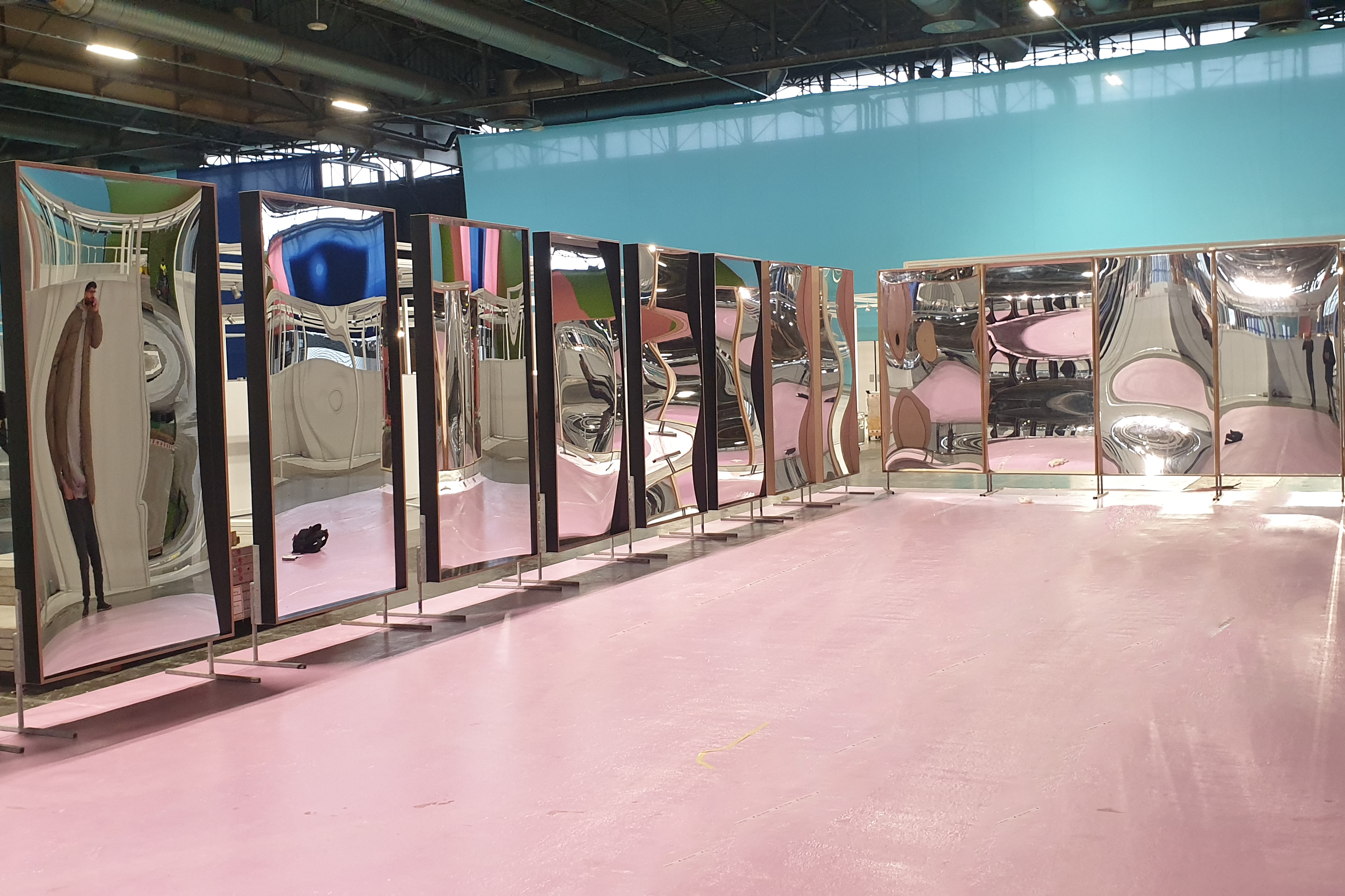Zerrspiegel XXL beim Bau einer Modemesse